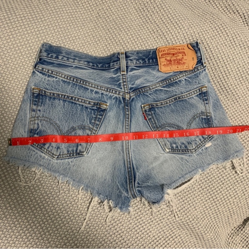 Vintage Levi’s Shorts - Picture 3 of 6